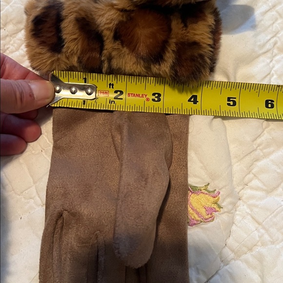 🎉 2/$20🎉 NWT Elegant Tan Gloves with Leopard Print Trim - Picture 3 of 4